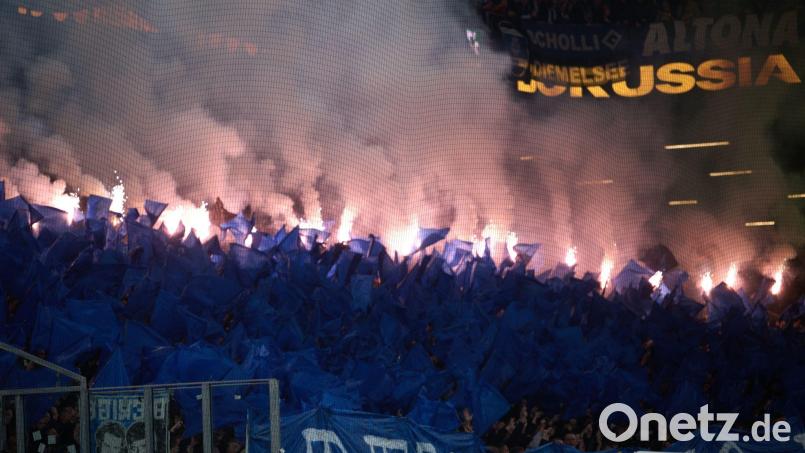 HSV-Fans hatten während des Spiels bei Borussia Dortmund viel Pyrotechnik abgebrannt. (Archivbild) Bild: Bernd Thissen/dpa