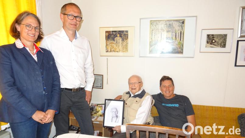 Adolf Krippner aus Seußen ist 99 Jahre alt geworden. Zu seinen Gratulanten gehören die stellvertretende Landrätin Martina von Waldenfels (links), Bürgermeister Michael Fuchs und Neffe Gerry Krippner (rechts neben Adolf Krippner). Bild: Alfons Prechtl