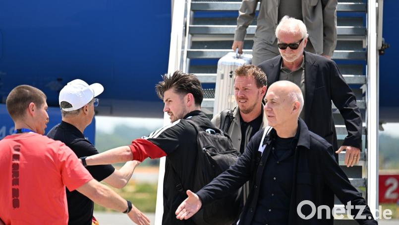 DFB-Präsident Neuendorf und Sportdirektor Völler wollen in Mexiko einen Spendenscheck übergeben. Bild: Federico Gambarini/dpa