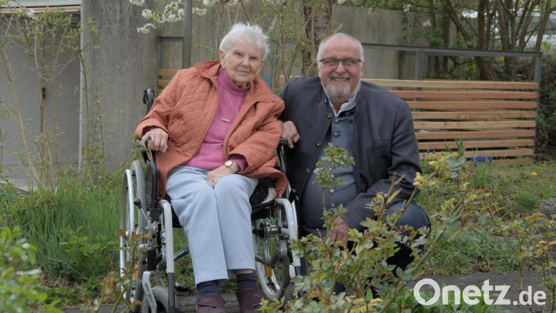 Bürgermeister Anton Peter gratuliert Magdalena Gräml zum 90. Geburtstag. Bild: Gemeinde Ammerthal