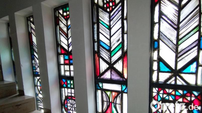 Die besondere Architektur der Kapelle "Christus Salvator" im Haus Haus Fockenfeld mit einem spannenden Spiel der Formen und besonders gestalteten Fenstern (Bild) steht bei einem der Angebote der Stiftlandtage 2026 im Blickpunkt. Bild: Ikom Stiftland