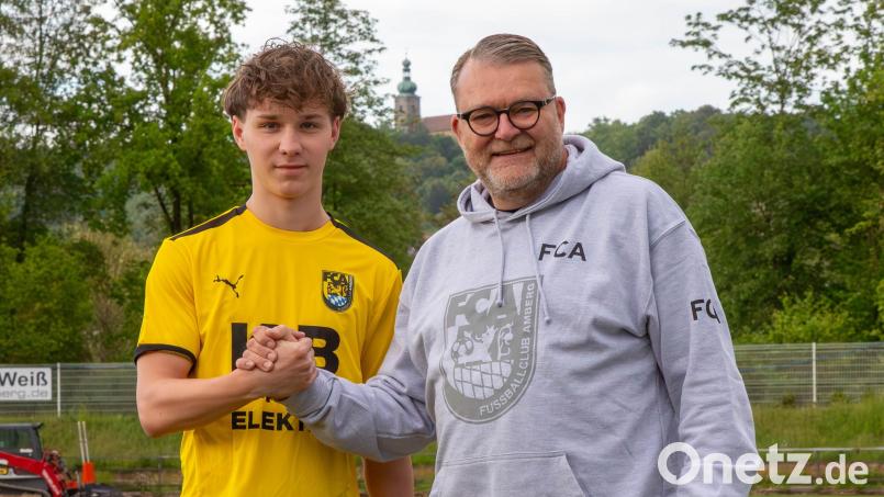 Jonas Tepper (links) mit Teammanager Andreas Wagner. Bild: Matthias Reuß/FC Amberg