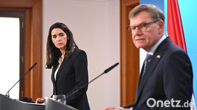 Außenminister Johann Wadephul (CDU) äußert sich bei einer Pressekonferenz mit seiner ungarischen Kollegin Anita Orbán auch zum Vorgehen Israels im Westjordanland und möglichen neuen Sanktionen. Bild: Elisa Schu/dpa