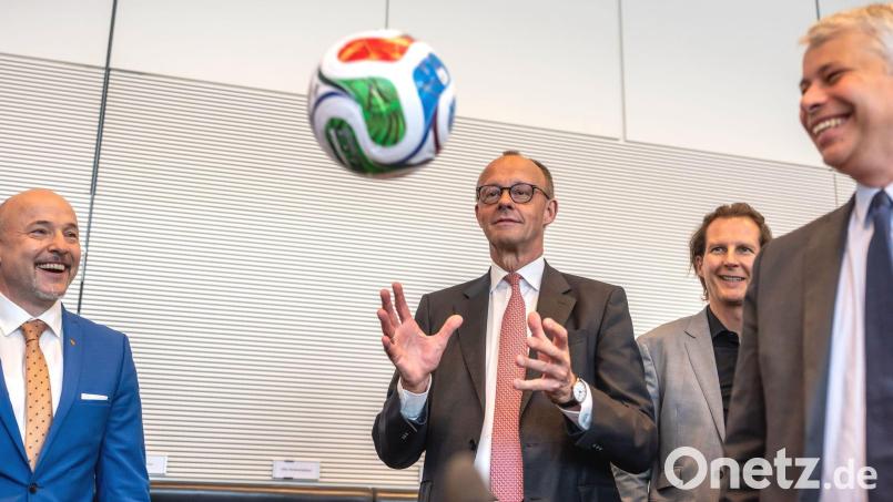 Der Bundeskanzler ist im WM-Fieber Bild: Michael Kappeler/dpa