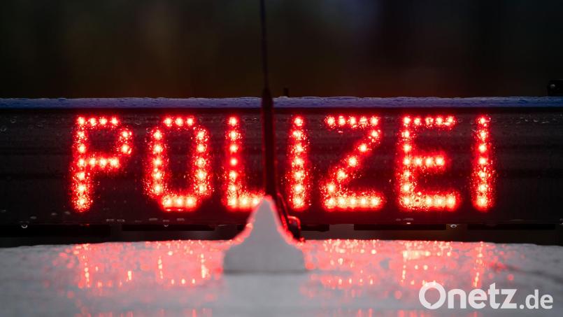 Die Aufräumarbeiten dauern an, laut Polizei ist auf der A3 bei Erlangen mit Stau zu rechnen.(Symbolbild) Bild: Soeren Stache/dpa