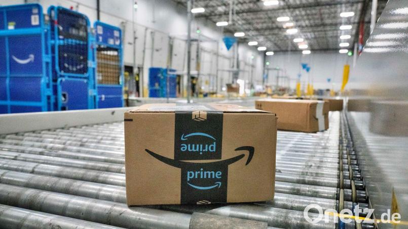 Die Verbraucherzentrale NRW hat den Online-Händler Amazon wegen einer Preiserhöhung im Sommer 2022 verklagt. (Archivbild) Bild: Richard Vogel/AP/dpa