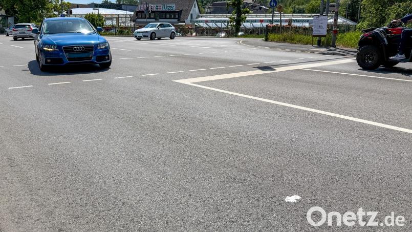 Genau hinschauen, dann sieht man den Pfeil am unteren Bildrand: Wer von der Erzhausstraße bei der Gärtnerei Pürzer nach links auf die Rosenbachstraße einbiegt, überfährt einen kleinen, weißen Pfeil. Bild: Petra Hartl