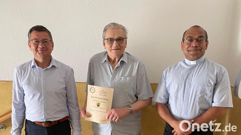 2. Bürgermeister Markus Graf (links) und Pater Jimmy gratulieren dem Jubilar Helmut Lippert zum 85. Geburtstag. Bild: Stefanie Gradl