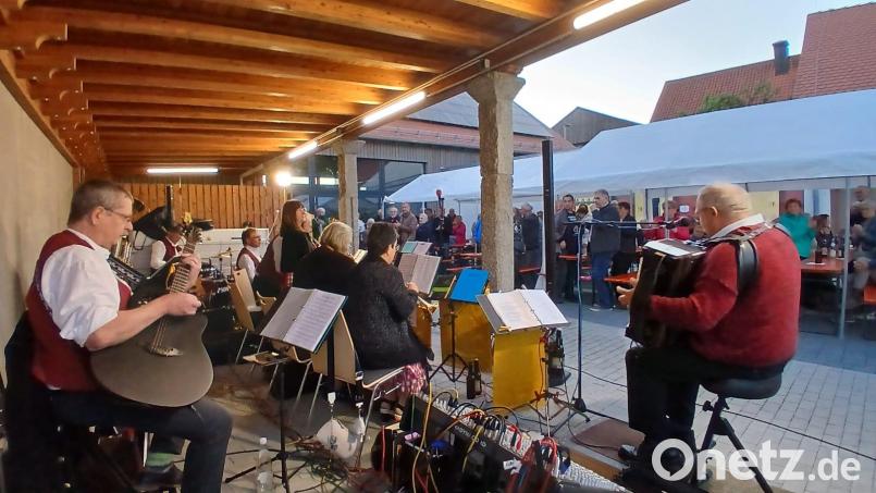 Die Störnsteiner Blasmusik bei der Serenade in Störnstein Bild: Michaela Schuller