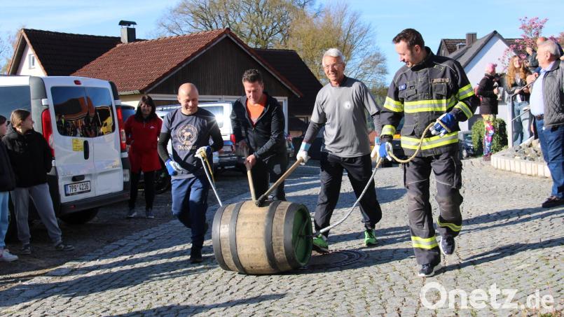 Ivan Vinicyk, Thomas Fuchs, Hubert Schwarz und Vlastimil Hetes (von links) starteten mit dem Eichenbierfass in die erste Etappe. Bild: prh