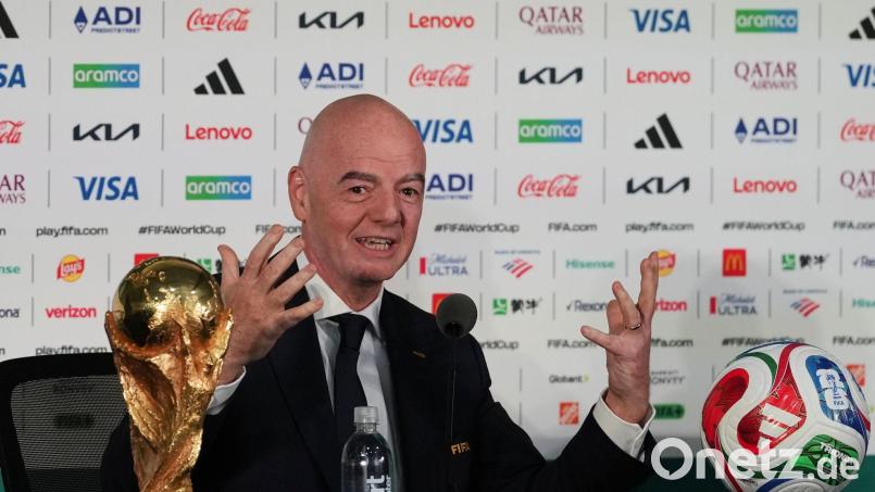 FIFA-Präsident Gianni Infantino spricht über die Ticketpreise bei der WM. Bild: Eduardo Verdugo/AP/dpa