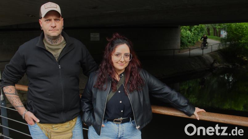 Alex Buschner (42) und Luisa Vasconcellos Feldmeier (30) retteten vergangene Woche einen Amberger vor dem Ertrinken. Rechts im Hintergrund die Stelle des Unfalls (etwa auf Höhe des vorbeifahrenden Radfahrers). Bild: Jennifer Battaglia