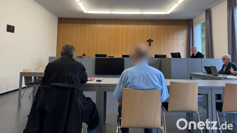 Ein 68-jähriger Busfahrer muss sich vor dem Schöffengericht am Amtsgericht Weiden verantworten. Er fuhr den Bus, der am 29. August 2025 an der Autobahnausfahrt Weiden-Frauenricht verunglückte. 23 Personen wurden verletzt. Bild: Stefanie Tretter
