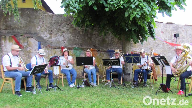 Die Gruppe "Bayrisch Kellerblech" führte musikalisch einmal um die ganze Welt. Bild: sei