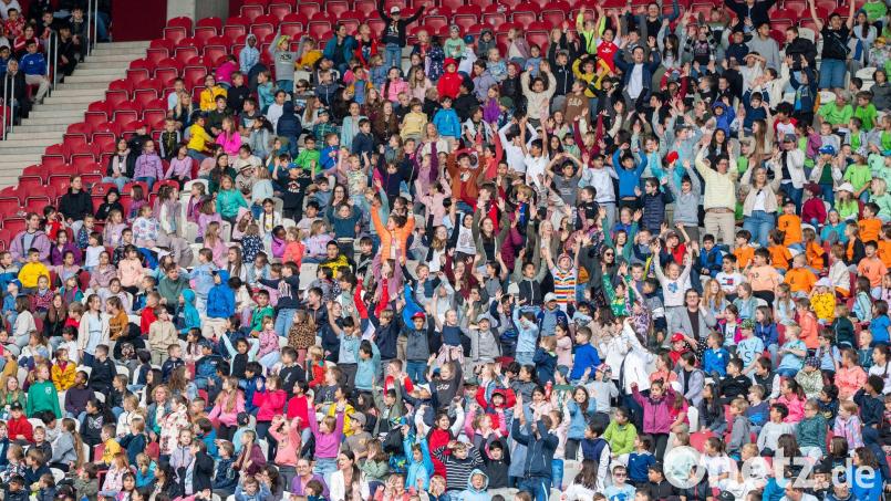 Im Mainzer Stadion haben 7.508 Kinder gemeinsam mit dem Kinder- und Jugendbuchautor Stefan Gemmel ein Gedicht in einer La-Ola-Welle vorgelesen. Bild: Marcel Jakobi/SWR/dpa