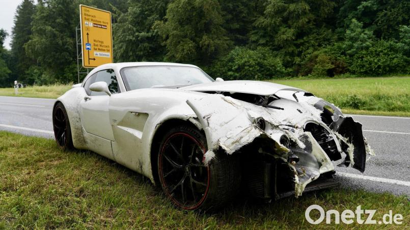 Teurer Unfall: Auf regennasser Straße prallt der Luxuswagen gegen die Leitplanke. Bild: Braun/swd-medien/dpa