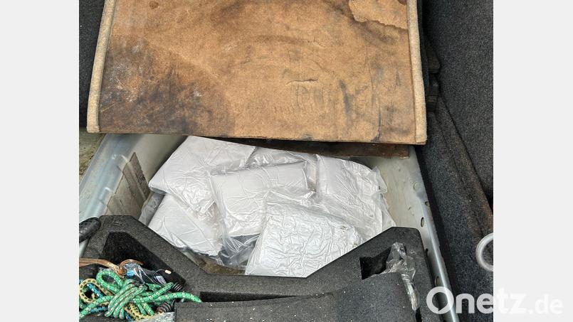 In dem Auto stießen die Beamten auf mehrere Päckchen Kokain. Bild: -/Hauptzollamt Schweinfurt/dpa