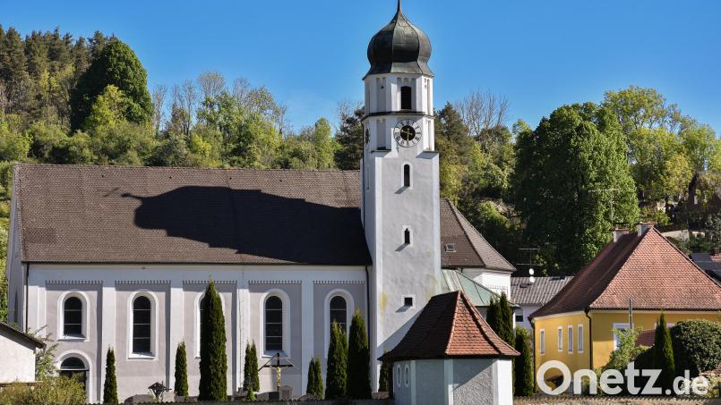 Ein Unbekannter bricht in das Pfarrhaus in Adertshausen ein und hinterlässt Sachschaden. Die Polizei sichert Spuren und ermittelt. Archivbild: Stephan Huber