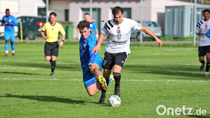 Hier noch im Duell mit dem SC Luhe-Wildenau: Lukas Dirnberger (links) wechselt vom Ligakonkurrenten SV Schwandorf-Ettmannsdorf zum Sportclub. Bild: Dieter Jäschke