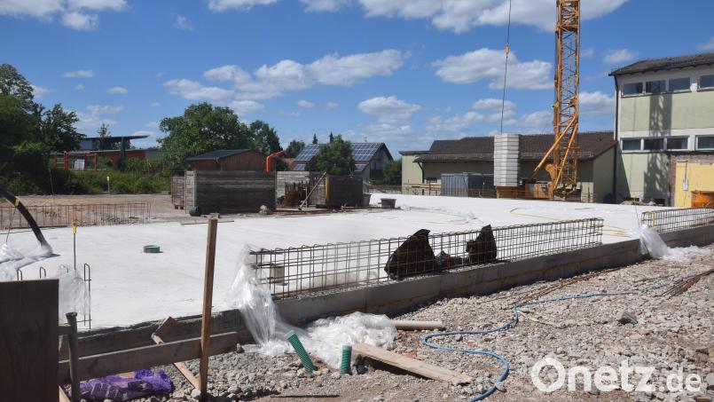 Die Bodenplatte für das Bürgerhaus ist gefertigt. Rechts ist ein Teil des alten Schulgebäudes zu sehen. Bild: Ernst Frischholz