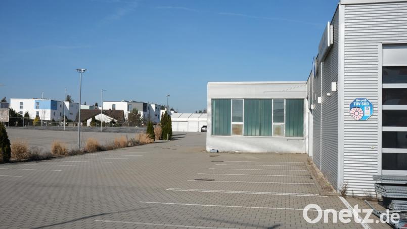 Auf dieser Brache des ehemaligen Autohauses Maschek an der Regensburger Straße in Schwandorf plant die Baufirma Donhauser ein Quartier für Wohnungen, Büros, Praxen und Einzelhandelsgeschäfte. Bild: Rudolf Hirsch