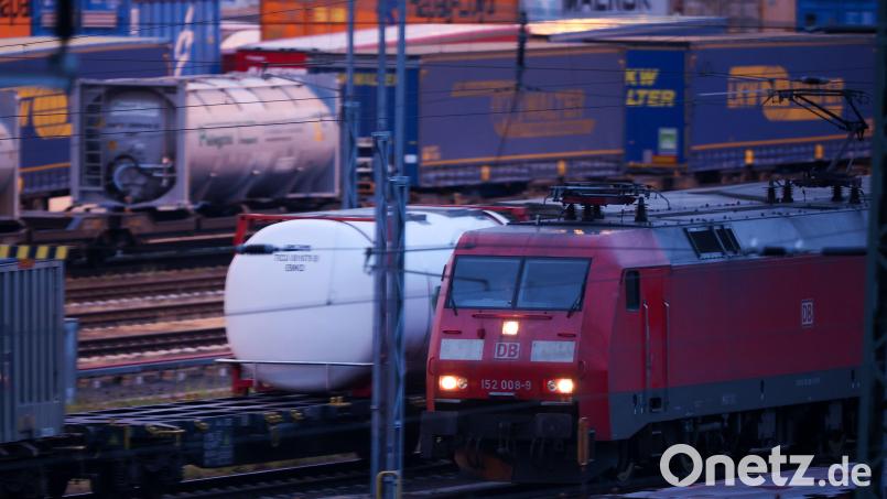Eine E-Lok fährt zwischen Güterzugwaggons durch den Umschlagbahnhof Leipzig-Wahren. Die Elektrifizierung in der Oberpfalz liegt derzeit allerdings auf Eis. Symbolbild: Jan Woitas/dpa