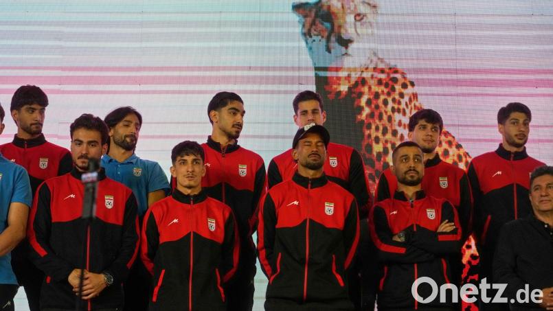 Um die iranischen Fußballer gibt es vor ihrem WM-Start großen Wirbel. (Archivbild) Bild: Vahid Salemi/AP/dpa
