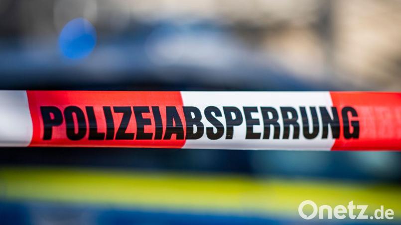 Zwischenzeitlich sperrte die Polizei mehrere Straßen in der Nähe des Hotels. (Symbolbild) Bild: David Inderlied/dpa