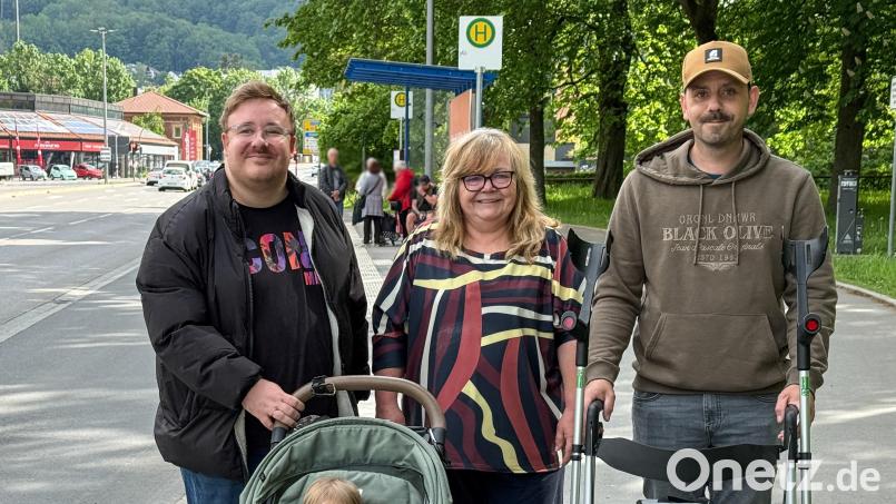 Nico Kelsch mit Sohn Noel, Christa Fröhlich und Alexander Meier (von links) haben schlechte Erfahrungen mit Busfahrern im Öffentlichen Nahverkehr gemacht. Sie berichten von überfüllten Bussen, mangelnde Barrierefreiheit und einen immer rauer werdenden Umgangston. Bild: Petra Hartl
