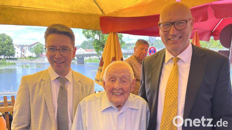 Stellvertretender Landrat Peter Wein (links) und Bürgermeister Martin Antretter gratulierten Hans-Jürgen Mielke zum 100. Geburtstag. Bild: Michael Hitzek