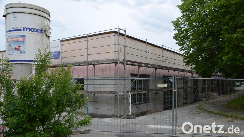 Auf Hochtouren läuft die Baumaßnahme an der Spüeichersdorfer Schule. Bild: Arnold Koch