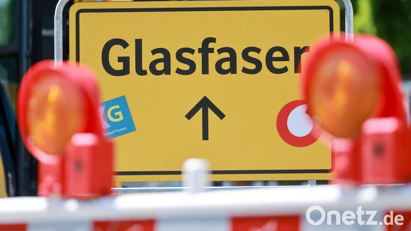 Eine Reform des Telekommunikationsgesetzes soll den Glasfaserausbau bis in die Wohnungen beschleunigen. (Symbolbild) Bild: Michael Reichel/dpa
