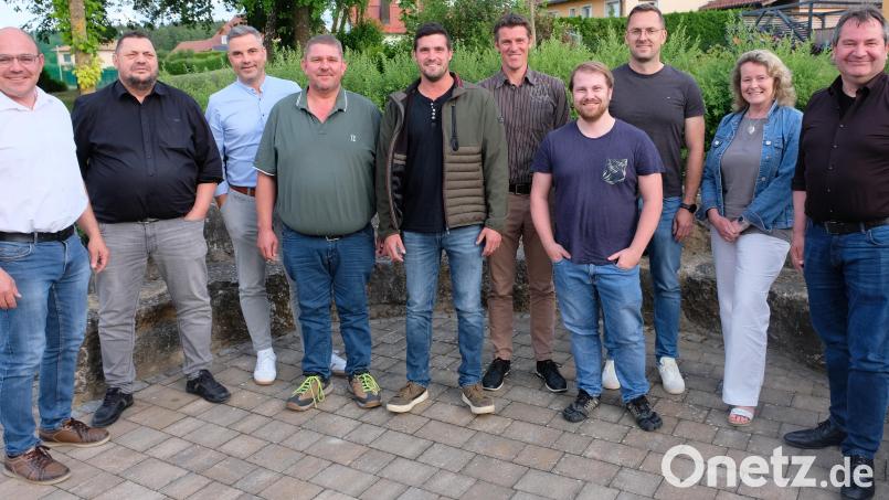 Mit einer zum Teil neuen Besetzung unter Führung der Bürgermeister Johannes Schmid (links) und Alexander Goller (rechts) stellt sich der Abwasserzweckverband Schlammersdorf-Vorbach den Herausforderungen. Bild: Robert Dotzauer