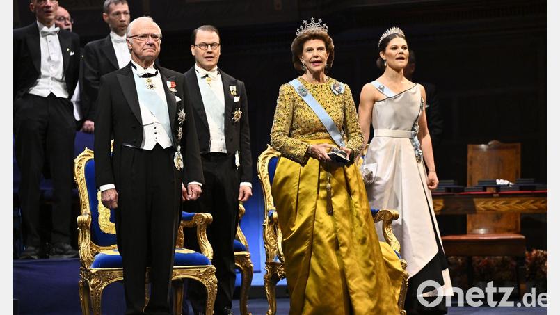 Kronprinzessin Victoria (rechts) besucht gemeinsam mit ihren Eltern König Carl XVI. Gustaf (links) und Königin Silvia (2.v.r.) die Nobelpreisverleihung 2025. (Archivbild) Bild: Henrik Montgomery/TT News Agency/AP/dpa