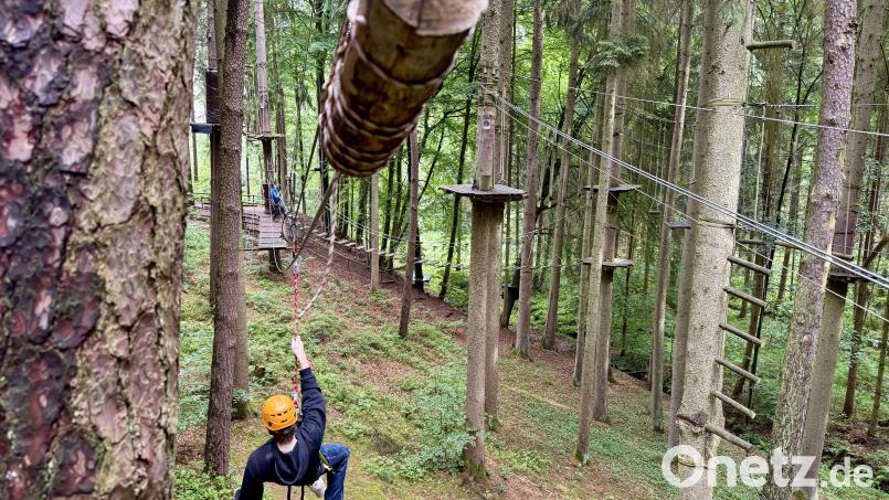 Per Seilbahn geht es durch die Luft. Insgesamt verfügt der Kletterpark am Monte Kaolino über sechs Parcours. Bild: upl