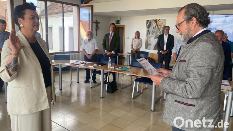 Als sechster Neuzugang des Nabburger Stadtrates wird Ines Renner (links) von Bürgermeister Frank Zeitler vereidigt. Bild: Wilhelm Amann