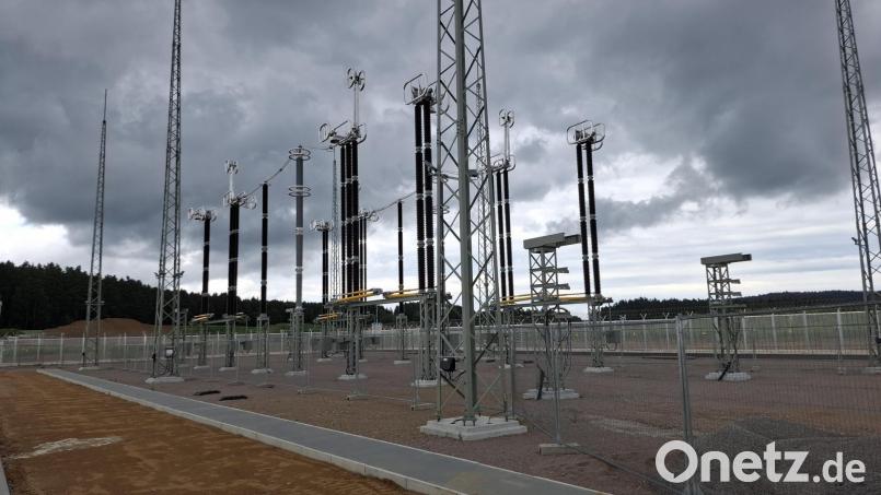 In der Kabelabschnittsstation bei Weihern wird das ansonsten unterirdisch verlaufende Stromkabel über die Masten nach oben geführt. Bild: Eva Kreuzer