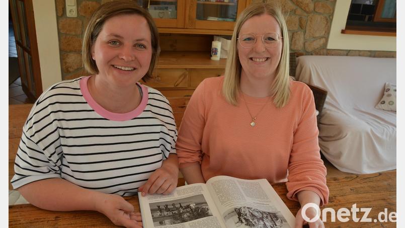 Aktuell führen Christine Sommer (links) und Sonja Heindl den Frauenbund gleichberechtigt als Vorsitzende. Hier blättern sie gerade im Archiv des Zweigvereins. Bild: Josef Rosner