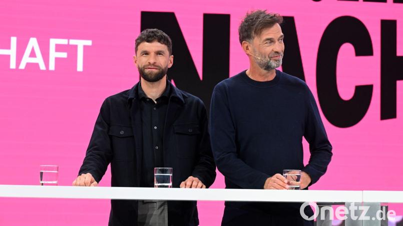 Thomas Müller und Jürgen Klopp sind als TV-Experten bei der WM. (Archivbild) Bild: Felix Hörhager/dpa