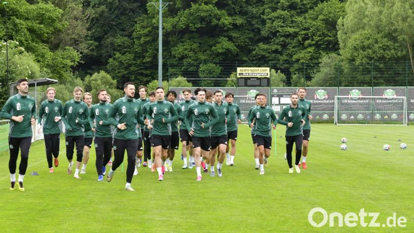 Die ersten gemeinsamen Meter einer völlig neu sortieren Ammerthaler Mannschaft. Am Mittwochabend startete die DJK in die Vorbereitung auf die anstehende Bayernliga-Saison – mit dabei: gleich zwölf neue Feldspieler. Bild: Hubert Ziegler