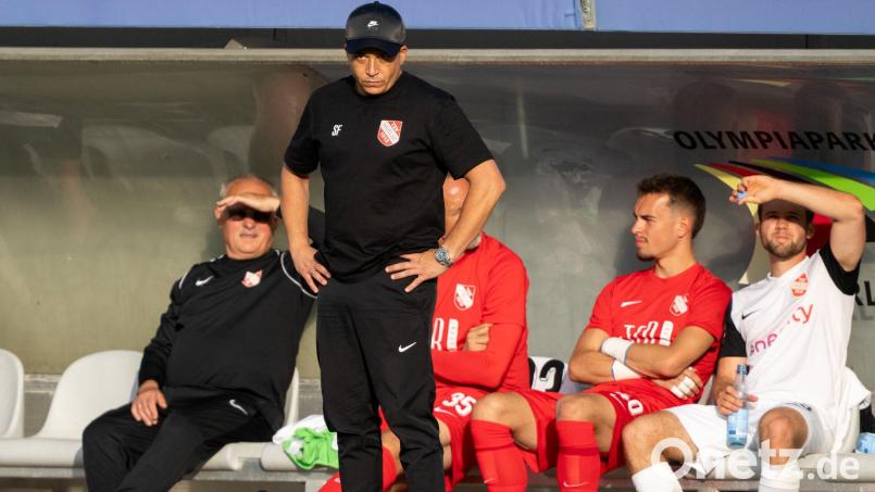 Ist auch in der kommenden Saison Drittliga-Trainer: Havelses Samir Ferchichi (2.v.l). (Archivbild) Bild: Soeren Stache/dpa