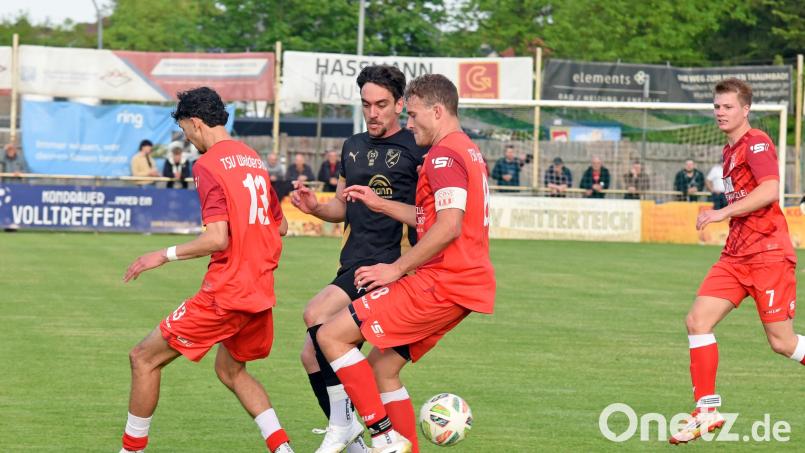 Der TSV Waldershof (rote Trikots) und der FC Tirschenreuth gehen künftig gemeinsam in der Kreisliga 2 des Fußballkreises Hof/Wunsiedel/Tirschenreuth an den Start. Bild: gb