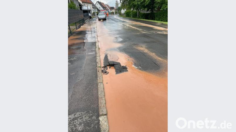 Die Schönbrunner Straße in Hirschau nach dem Wasserrohrbruch am Donnerstagmorgen. Bild: Roland Siegler
