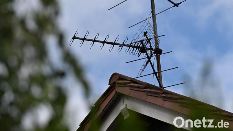 Eine Fernsehantenne auf dem Dach eines Wohnhauses: Diese Übertragungsform kommt aus der Mode. Bild: Wolf von Dewitz/dpa