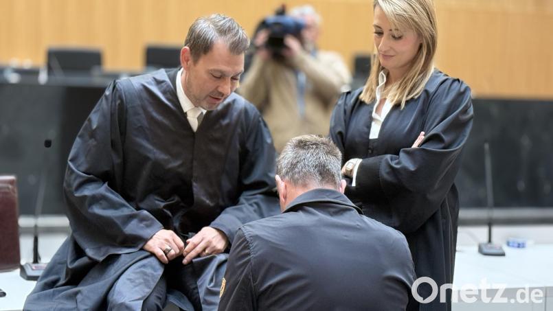 Der Hauptangeklagte im Müll-Prozess vor dem Auftakt des ersten Verhandlungstags.. Seine Verteidiger Rouven Colbatz und Stefanie Amann schirmen den 53-Jährigen gegen die Kameras ab. Bild: Gabi Schönberger