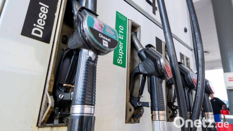 Seit 1. April dürfen die Mineralölkonzerne die Preise an den Tankstellen nur noch einmal täglich um 12 Uhr mittags erhöhen. Bild: Peter Kneffel/dpa