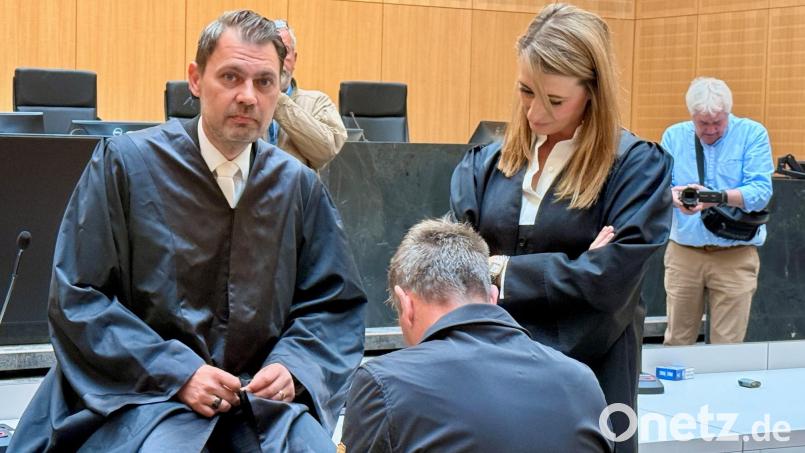 Die Verteidiger Stefanie Amann und Rouven Colbatz schirmen den Angeklagten am Morgen vor dem Kameras ab. Bild: Gabi Schönberger