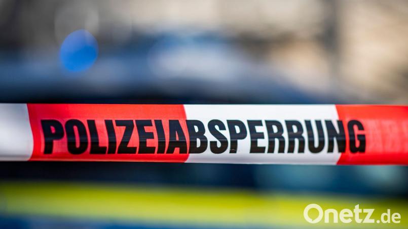 Einsatzkräfte sperren Straßen nach dem Fund einer amerikanischen Weltkriegsbombe in Neuburg an der Donau ab. (Symbolbild) Bild: David Inderlied/dpa
