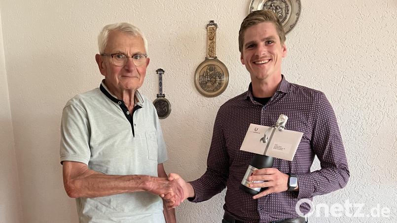Bürgermeister Martin Fleischmann (rechts) gratulierte Jubilar Ludwig Scharl zum 80. Geburtstag. Bild: Gemeinde Ursensollen