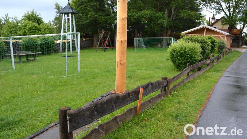 Einen neuen Zaun erhält der Kinderspielplatz in Themenreuth. Die Arbeiten will die Dorfgemeinschaft in Eigenregie durchführen, die Materialkosten übernimmt die Gemeinde Leonberg. Bild: Josef Rosner